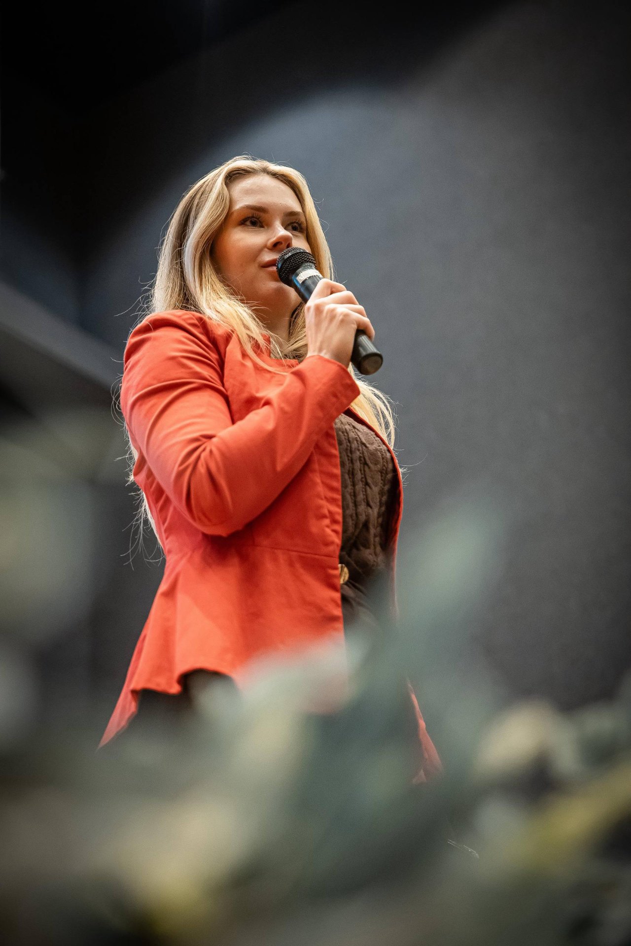 Victoria Nicely Borochok falando em evento corporativo